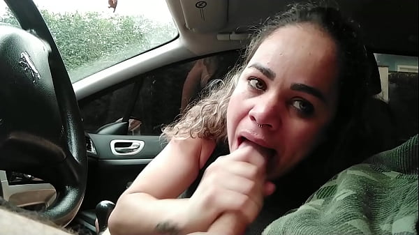 Porno chupando dentro do carro seu amigo